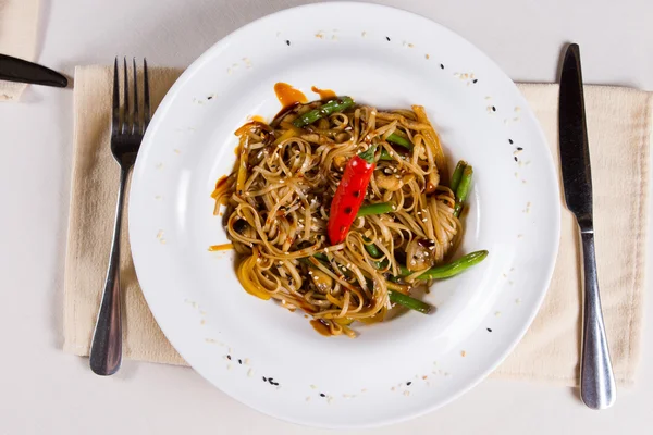 Overhead of Spicy Stir Fried Noodles — Stock Photo, Image