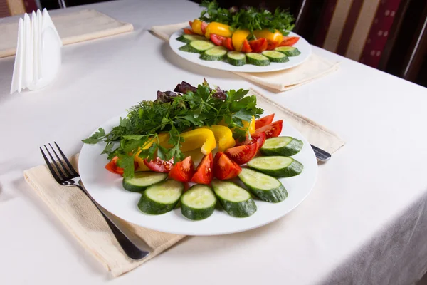 Färgglada sallader på restaurang bord — Stockfoto