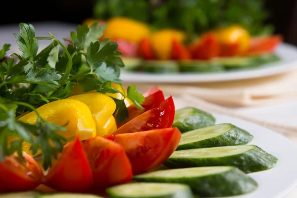 Primo piano di insalata colorata placcata — Foto Stock