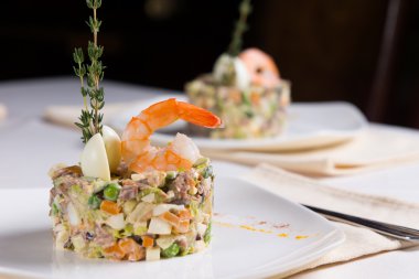 Beyaz tabakta gurme lezzetli yemek tarifi