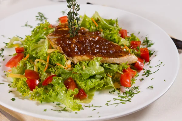 Primer plano Delicioso plato carnoso en verduras —  Fotos de Stock