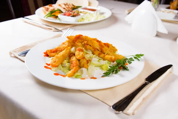 Viande de poisson frit aux herbes et légumes — Photo