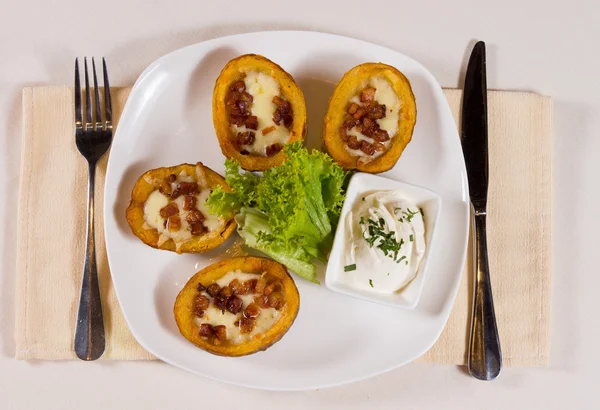 Pieles de patata Aperitivo en la placa —  Fotos de Stock