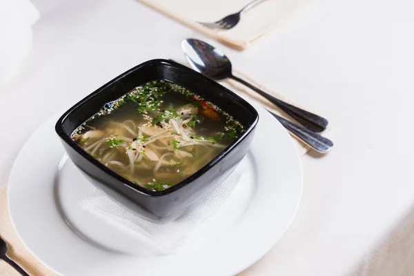 Lekkere warme pittige soep op zwarte Bowl — Stockfoto