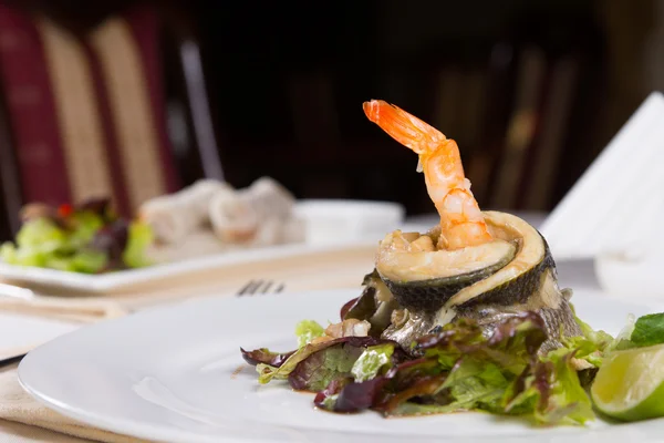 Receta de carne de pescado enrollada con camarones en el interior —  Fotos de Stock