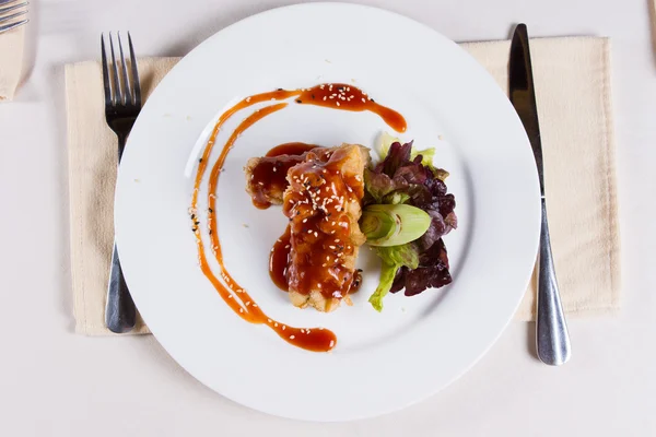 Plato principal gourmet servido sobre la mesa —  Fotos de Stock