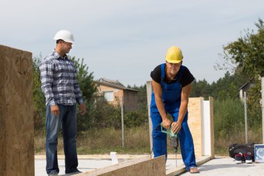İnşaat işçisi sitesinde kontrol mühendisi