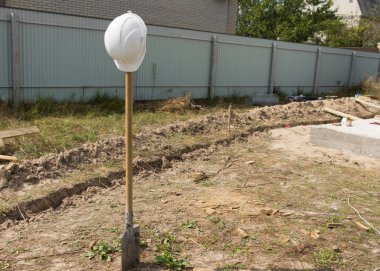 İnşaat Küreği beyaz mühendis kask ile