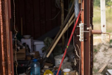 Bir inşaatta döken aracı