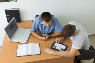 Genç İşadamları tablet bilgisayar tarama