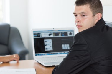 Bir şey düşünüyorum Laptop ile genç işadamı