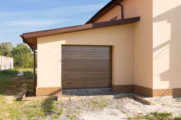 Newly built single garage — Stock Photo, Image