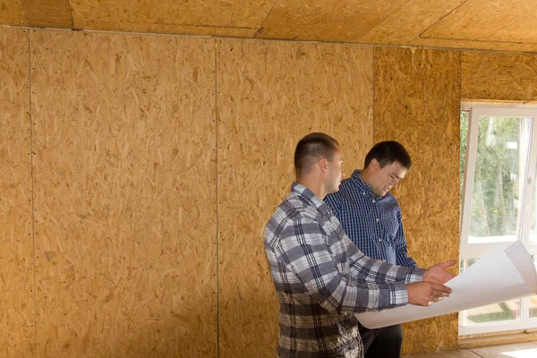 Engineers at the Site Looking Blueprint Design — Stock Photo, Image