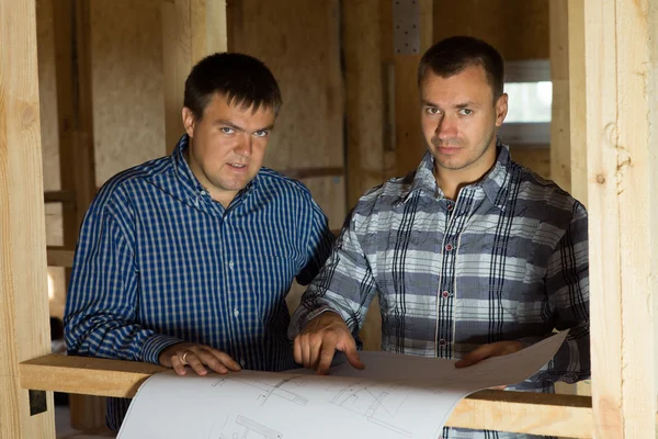 Arquitecto Hombres con Plano Mirando a la Cámara — Foto de Stock