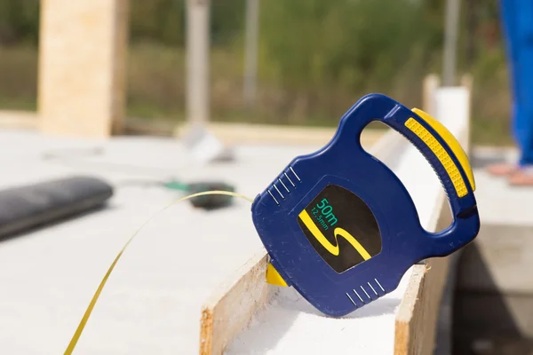 Builders retractable tape measure on site — Stock Photo, Image