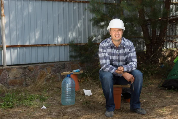 Stavební inženýr sedící v rohu stránky stavební — Stock fotografie