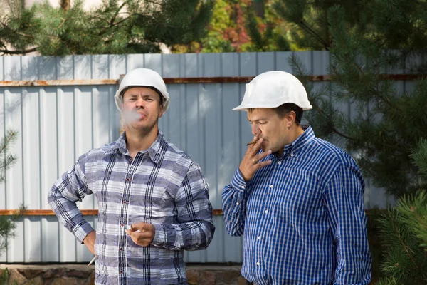 Dois engenheiros a fazer uma pausa para fumar — Fotografia de Stock