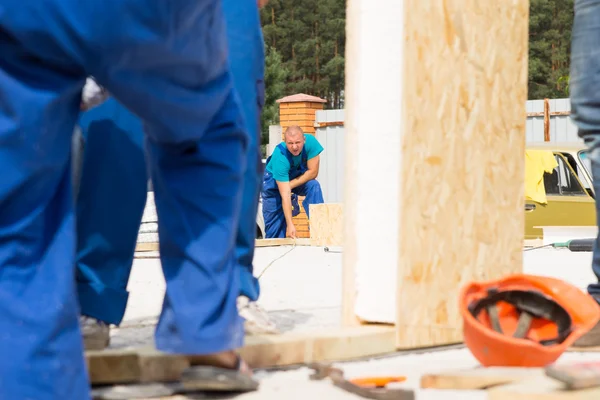 Homens trabalhando em um canteiro de obras — Fotografia de Stock