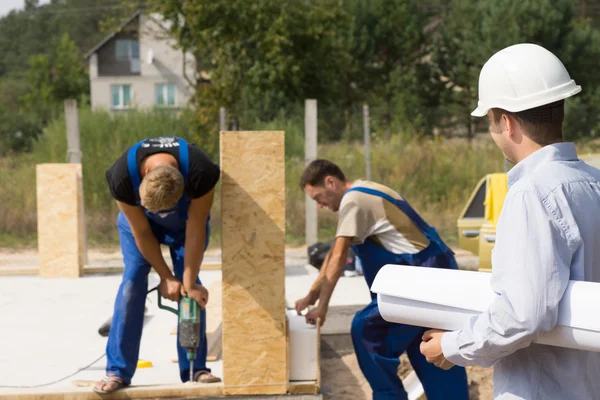 Arkitekt eller ingenjör på ett bygge — Stockfoto