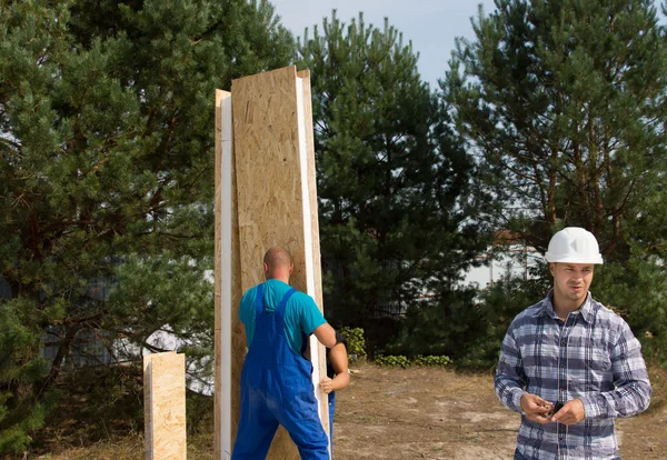 Trabalhadores da construção e engenheiro no local — Fotografia de Stock