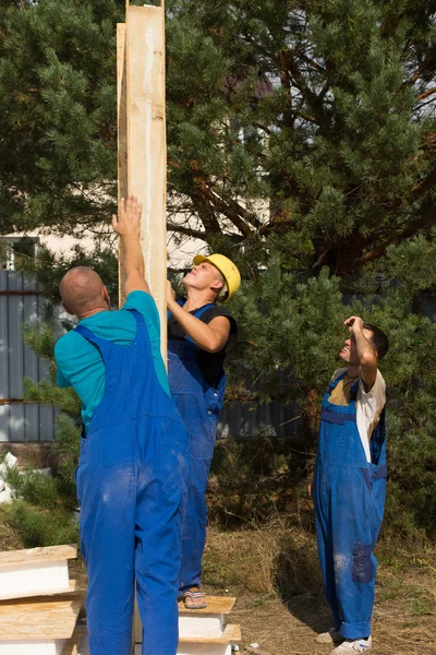 Werknemers in de bouw een muur deelvenster Uitlijnen — Stockfoto