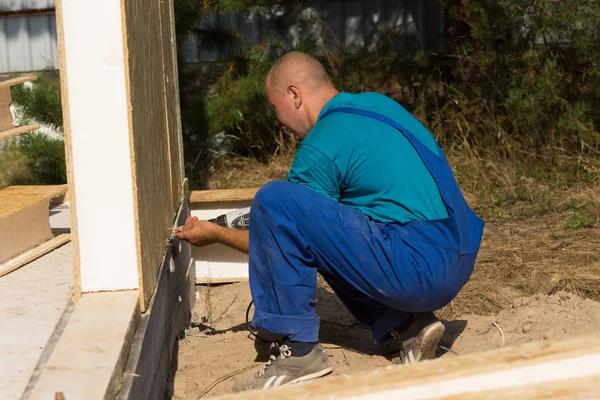 Workman installeren voorzien van geïsoleerde wanden — Stockfoto