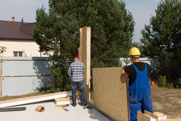 Workmen erecting wall insulation panels — Stock Photo, Image