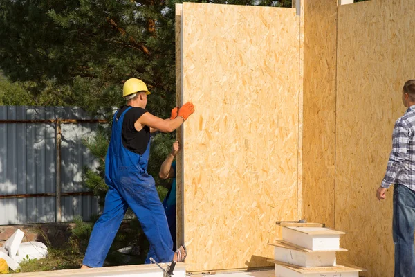 İnşaat İşçileri Prefabrik duvar yükleme