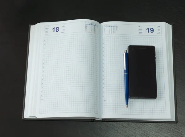 Schone Notebook met Pen en telefoon — Stockfoto