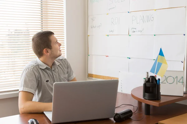 Mannelijke Office werknemer met Laptop schema controleren — Stockfoto