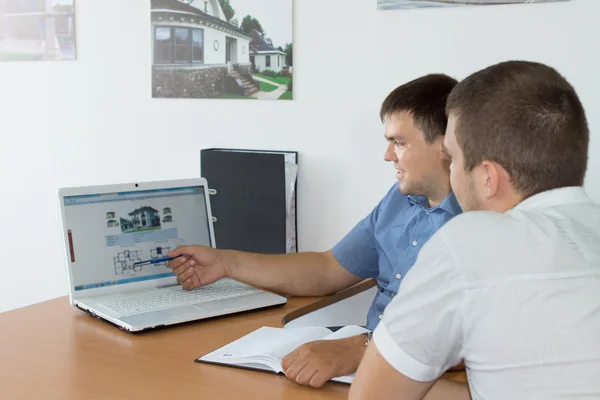 Gerentes discutindo negócios usando laptop — Fotografia de Stock