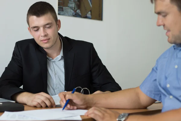 Man signing a purchase agreement — Stock Photo, Image