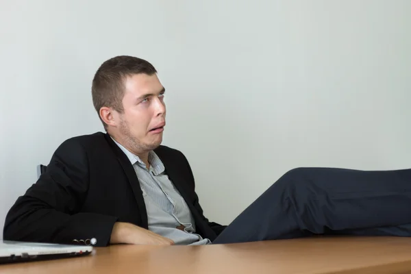 Joven hombre de negocios mostrando cara divertida — Foto de Stock