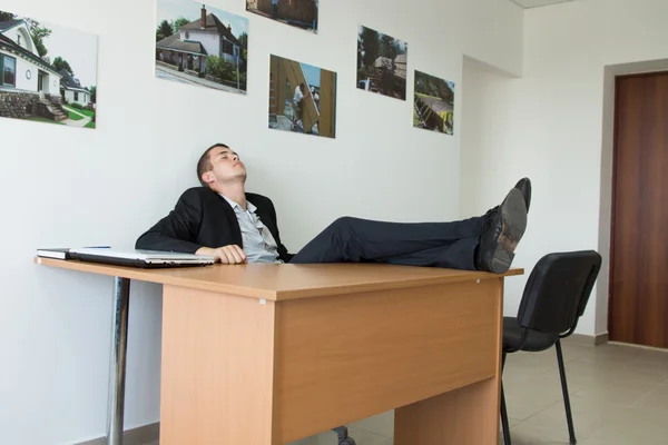 Empresario Descansando en la Oficina —  Fotos de Stock