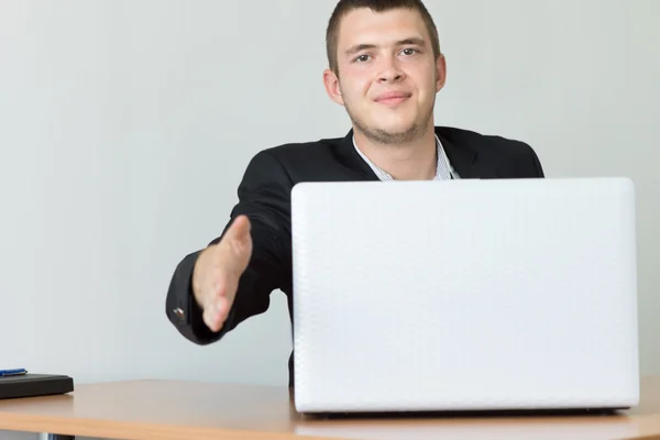 Sorrindo Masculino Executivo Mostrando Handshake Gesture — Fotografia de Stock