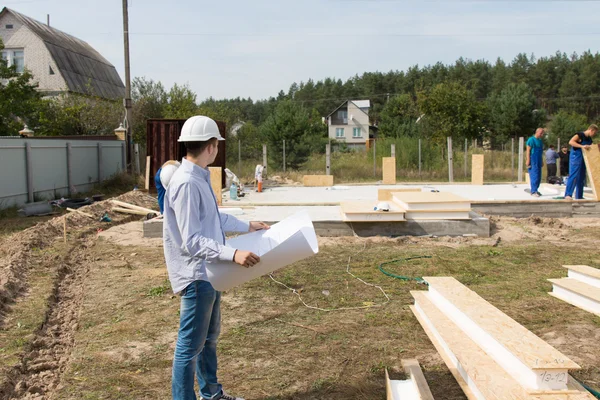 Форман перевіряє будівельні матеріали на місці Ліцензійні Стокові Фото