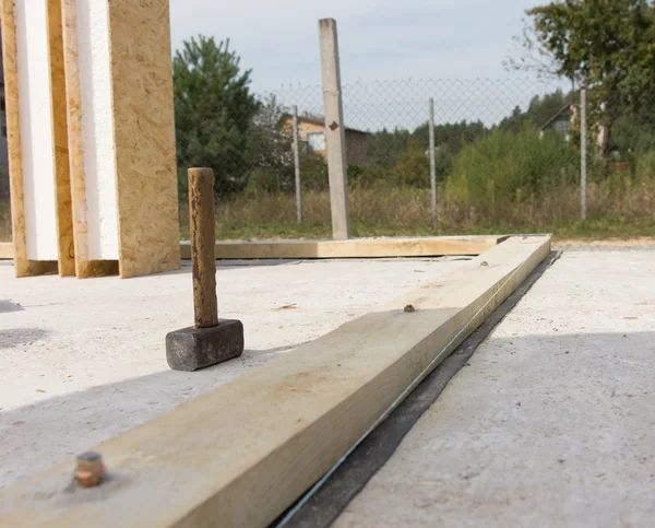 Инструмент молотка на строительной площадке — стоковое фото