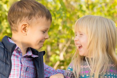 Mutlu küçük küçük çocuklar doğa arka plan üzerinde