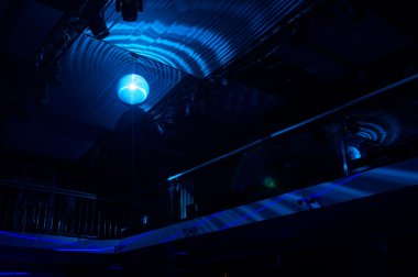 Gece kulübünde mavi ışık disko topu