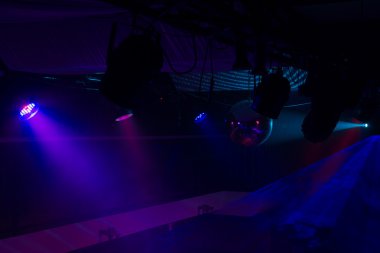 Mor ve mavi sahne ışıkları gece kulübü