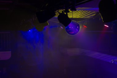 Önemli ölçüde boş gece kulübü yaktı