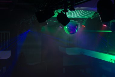 Boş gece kulübü ile yeşil ışık yaktı