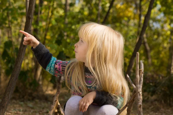 Niña rubia apuntando hacia un lado —  Fotos de Stock