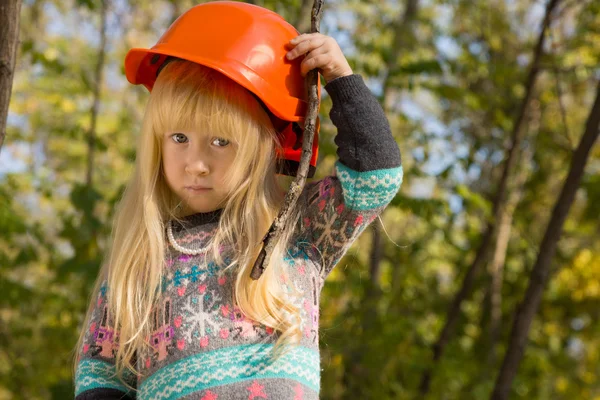 Gadis kecil yang lucu menyesuaikan topi kerasnya — Stok Foto