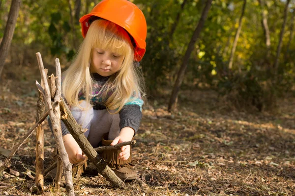 Petite fille mignonne travailleur de la construction — Photo