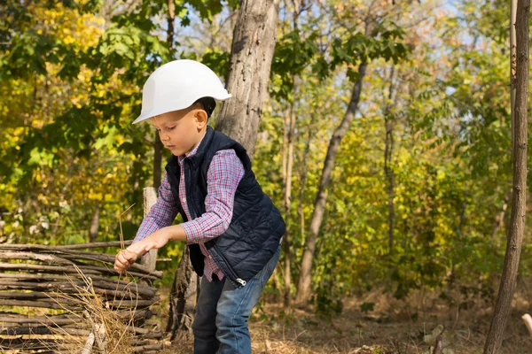 Ragazzino che gioca con un cappello duro — Foto Stock