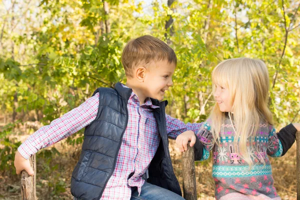 Adorables niños sonriéndose unos a otros en el parque —  Fotos de Stock