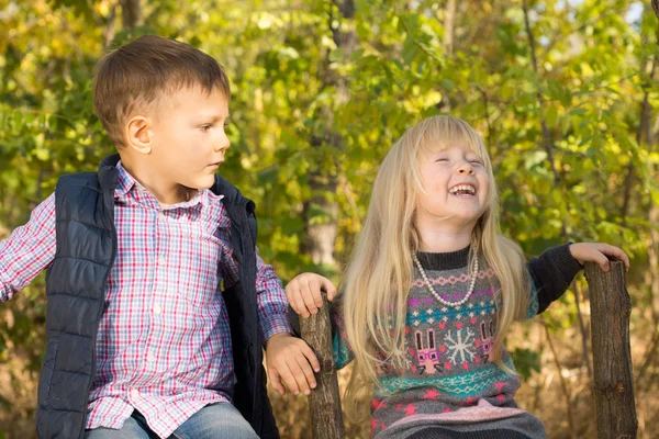 Carino bambina ridendo allegramente — Foto Stock