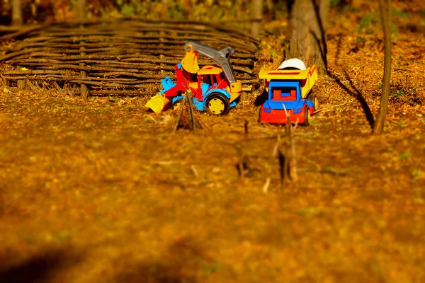 Jouets colorés de camion sur le paysage brun — Photo