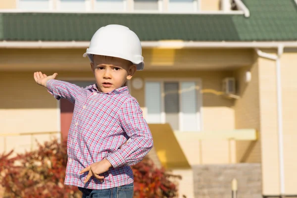 Чоловік інженер дитина демонструє архітектурний будинок — стокове фото